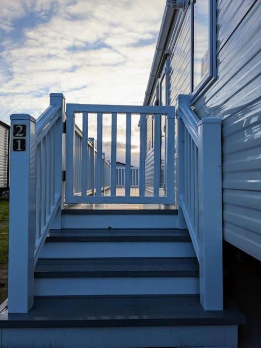 Beautiful Pet Friendly Southerness Caravan With Sea View & Decking Area Mainsriddle Exterior photo